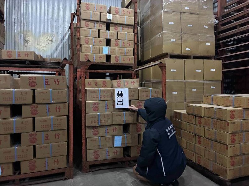 宜蘭縣政府清查中聯油品致癌物超標案，衛生局8日透過新聞稿表示，共7家下游業者受影響，下架回收油品702公升，預防性下架食品6.3萬公斤。（宜蘭縣政府提供）中央社記者王朝鈺傳真　115年7月8日