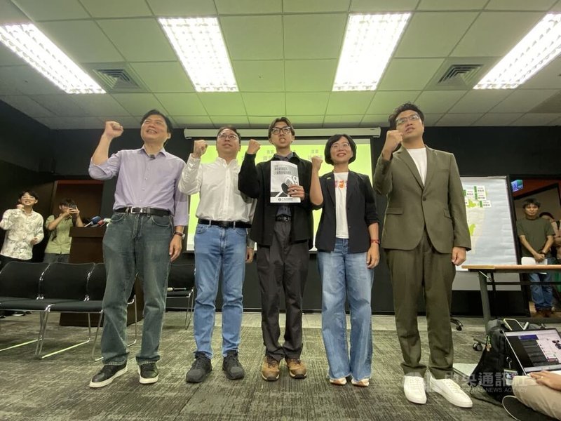 下一代人本交通促進會8日上午舉行「交通改革 從頭開始」跨縣市共同簽署記者會,包括民進黨台北市長參選人沈伯洋(右)、新北市長參選人蘇巧慧(右2)、桃園市長參選人黃世杰(左2)和宜蘭縣長參選人林國漳(左)都出席響應連署。中央社記者黃麗芸攝 115年7月8日