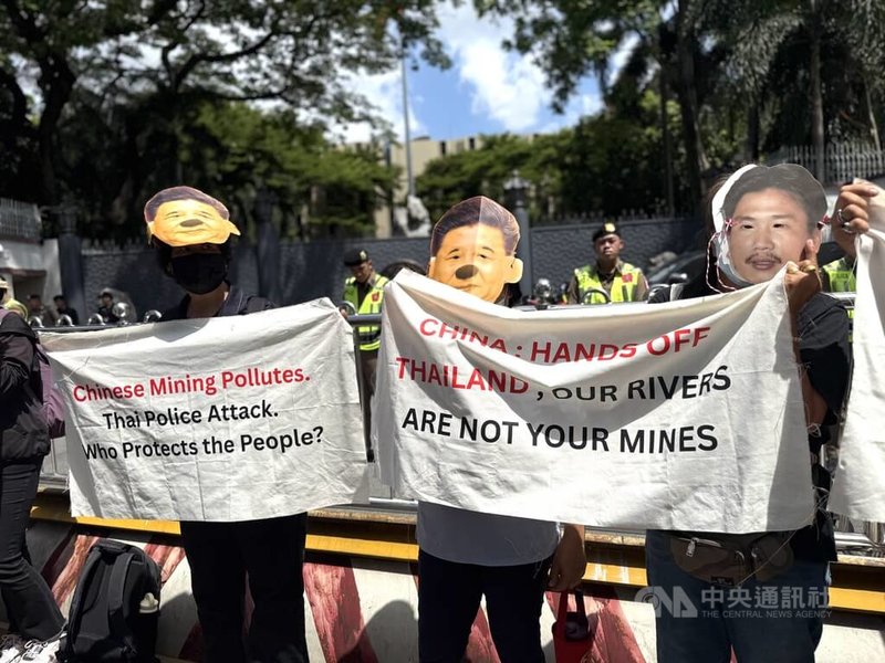 泰國民團在中國駐泰國大使館前抗議,有人戴上中國國家主席習近平肖像面具,手舉標語,譴責警方驅散示威民眾,並要求中國正視中資礦場造成的跨境污染。中央社記者李宗憲曼谷攝 115年7月8日