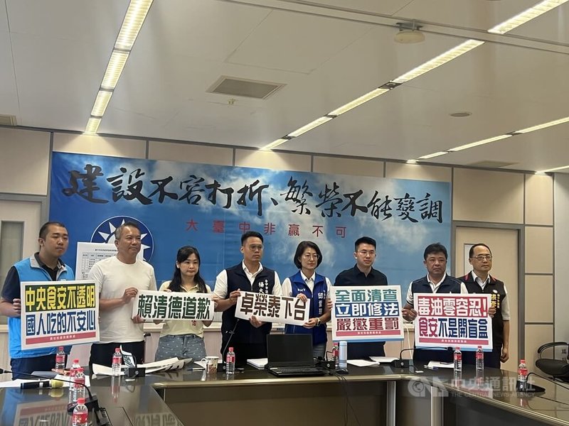 中聯油脂大豆沙拉油致癌物超標，台中市議會新議盟多名議員8日舉行記者會，要求中央全面清查及公布問題油品流向，並修法提高延遲通報及違規裁罰。中央社記者郝雪卿攝　115年7月8日