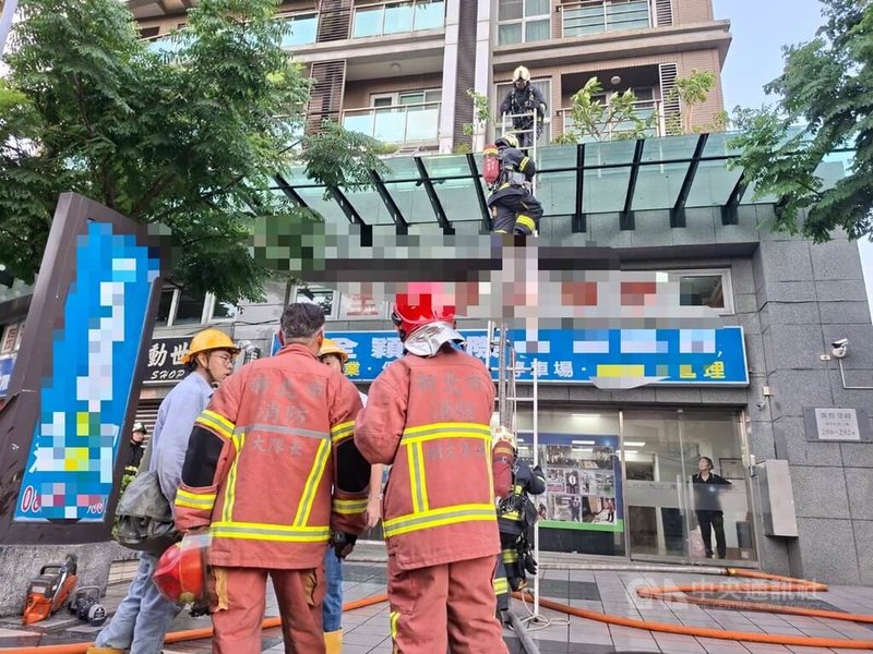 新北市三重區環河北路三段一處大樓8日發生火警，一度有2人受困屋簷，經警消架梯救援後順利獲救，火勢也迅速被撲滅。（翻攝照片）中央社記者王鴻國傳真　115年7月8日
