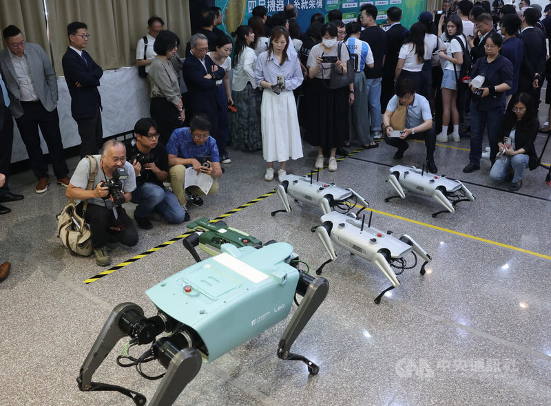 經濟部推動國產四足機器人研發平台,8日下午舉辦發表記者會,現場展示2款國產原型機,且已完成地下涵洞巡檢、自主導航巡檢、群體協作及消防救災等多元應用驗證。中央社記者趙世勳攝 115年7月8日