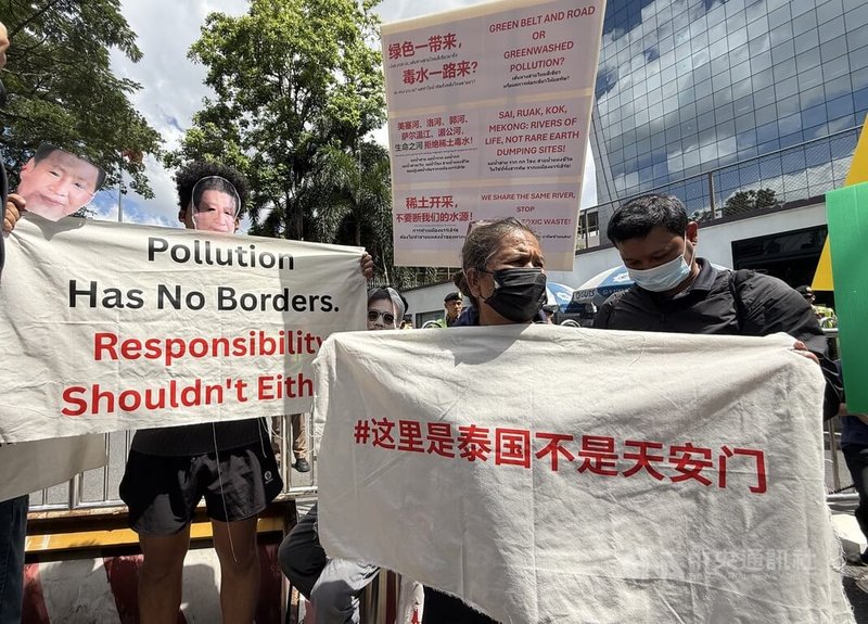 泰國民團在中國駐泰國大使館前抗議，高舉「污染沒國界，責任也沒國界」及「這裡是泰國，不是天安門」等標語，要求中國政府就跨境污染問題負起責任。中央社記者李宗憲曼谷攝　115年7月8日