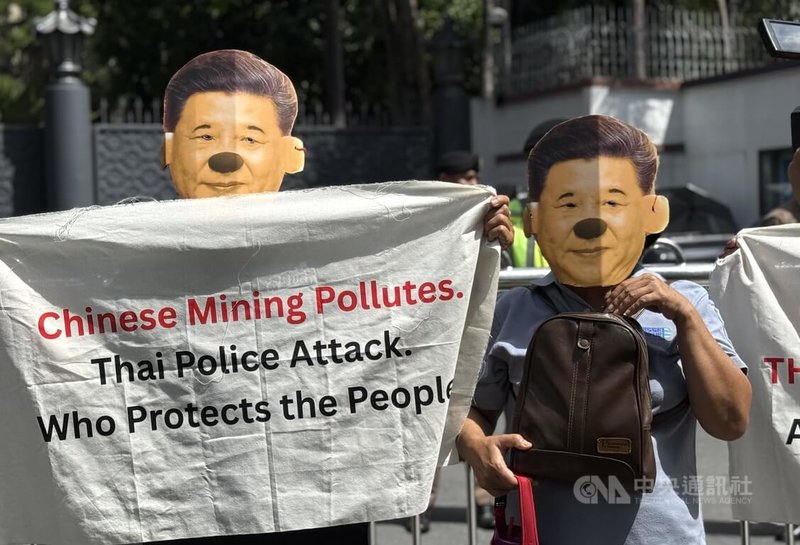 泰國民團8日在中國駐泰國大使館前高舉標語,呼籲中國停止破壞泰國河川,並為跨境污染及相關環境衝擊負起責任。中央社記者李宗憲曼谷攝 115年7月8日
