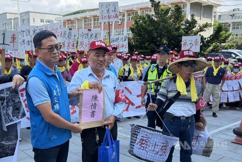 苗栗縣銅鑼鄉「大矽谷土石方資源堆置場」引反彈,自救會8日號召到縣府陳情,由水利處副處長黃文璋(前左)代表接受陳情書,並表示此案目前為環評小組審查階段,後續仍有繁複審查程序,會審慎嚴加把關。中央社記者管瑞平攝 115年7月8日