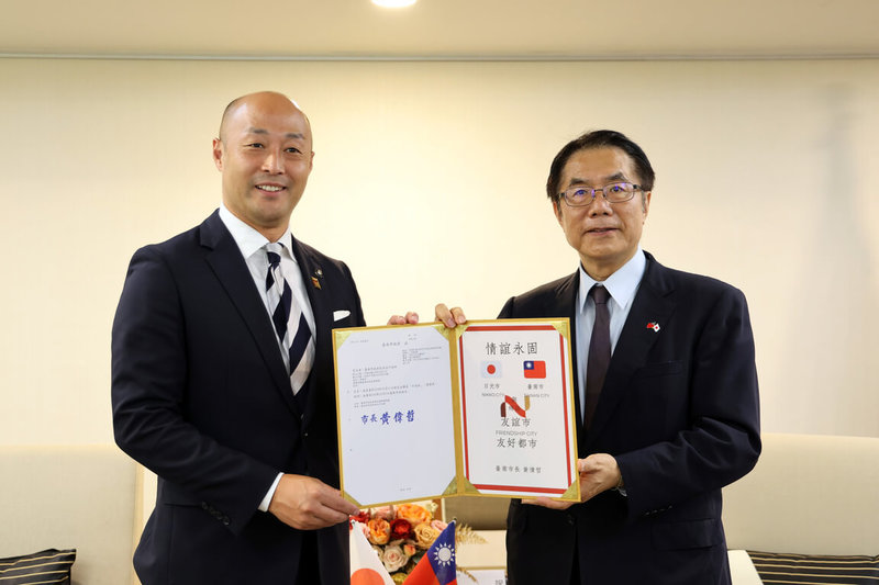 日本日光市長瀬高哲雄（左）等人參訪台南市，7日拜會台南市長黃偉哲（右）；黃偉哲宣布，已將永康區一條道路命名為「日光街」，盼情誼永固。（台南市政府提供）中央社記者張榮祥台南傳真  115年7月8日