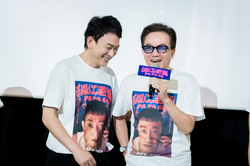 藝人孫鵬（右）、王識賢（左）8日出席電影「網紅老爸」宣傳活動，孫鵬以片中標語「社會在走，夢想要有」呼籲現在年輕人，「夢想走不通要換，不要堅持」。（曼尼娛樂提供）中央社記者洪素津傳真　115年7月8日