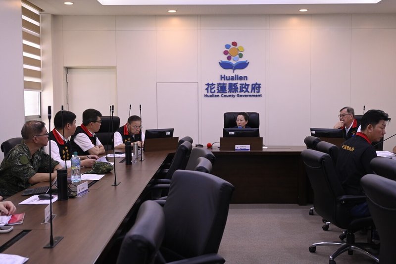 颱風巴威接近，花蓮縣長徐榛蔚（中）8日於縣府召開颱風整備工作會議，指示各局處投入整備工作。（花蓮縣府提供）中央社記者張祈傳真　115年7月8日