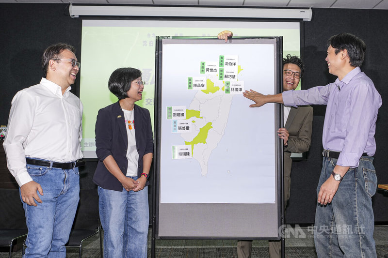 下一代人本交通促進會8日上午舉行「交通改革 從頭開始」跨縣市共同簽署記者會,民進黨桃園市長參選人黃世杰(左起)、新北市長參選人蘇巧慧、台北市長參選人沈伯洋、宜蘭縣長參選人林國漳出席,一同在地圖貼上名條,響應連署、承諾改善交通。中央社記者鄭清元攝 115年7月8日