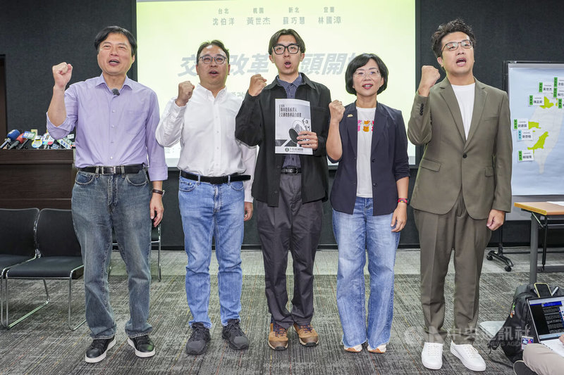 下一代人本交通促進會8日上午舉行「交通改革 從頭開始」跨縣市共同簽署記者會，民進黨台北市長參選人沈伯洋（右1）、新北市長參選人蘇巧慧（右2）、桃園市長參選人黃世杰（左2）及宜蘭縣長參選人林國漳（左1）共同出席，和下一代人本交通促進會理事長王晉謙（中）在會中呼口號，承諾改善交通。中央社記者鄭清元攝　115年7月8日