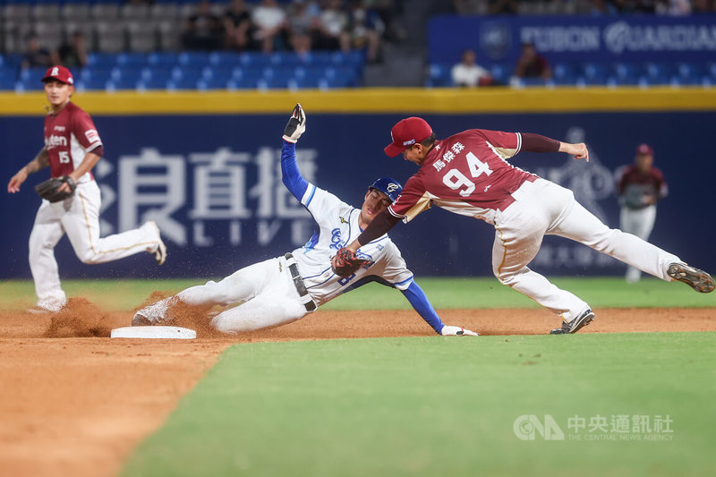 中華職棒富邦悍將隊8日例行賽在新莊主場迎戰樂天桃猿隊，悍將董子恩（右2）5局下半企圖盜上二壘，可惜遭對手刺殺出局。中央社記者王騰毅攝  115年7月8日