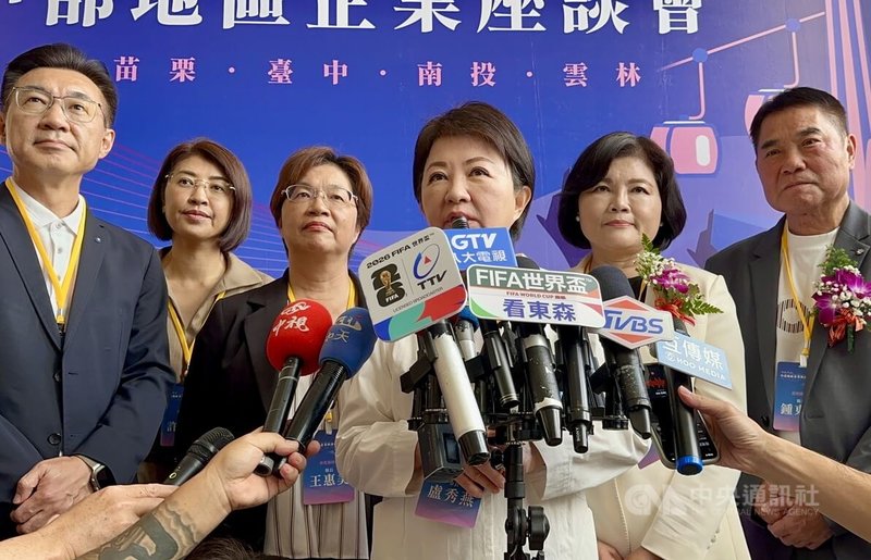 彰化縣政府8日主辦2026中部地區企業座談會，立法院副院長江啟臣（左起）、南投縣長許淑華、彰化縣長王惠美、台中市長盧秀燕、雲林縣長張麗善、苗栗縣長鍾東錦出席，於會前接受媒體聯訪。中央社記者鄭維真攝　115年7月8日