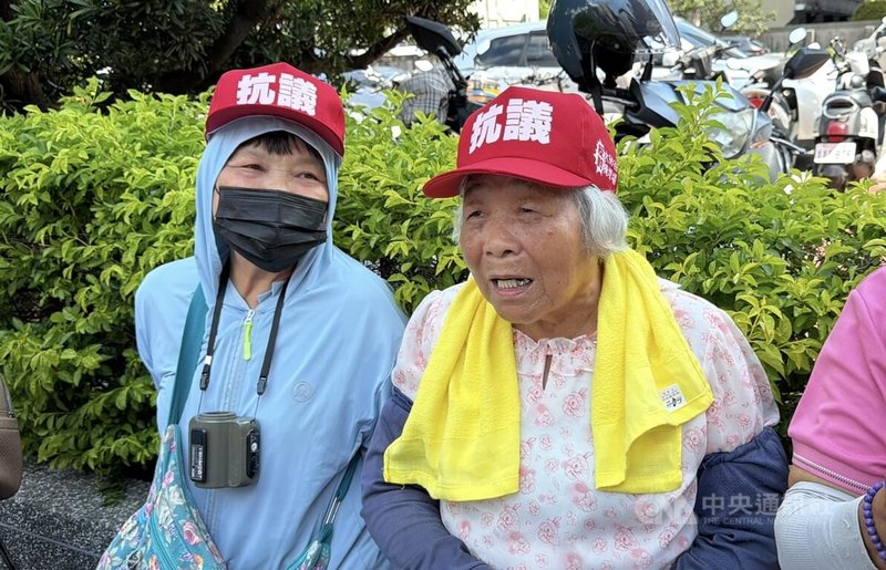 民間業者在苗栗銅鑼申設「大矽谷土石方資源堆置處理場」案,在地居民憂心環境污染,8日集結到縣府陳情,高齡92歲的陳菊妹(右)受訪表示,為守護家鄉好山好水,天氣再熱也要站出來。中央社記者管瑞平攝 115年7月8日