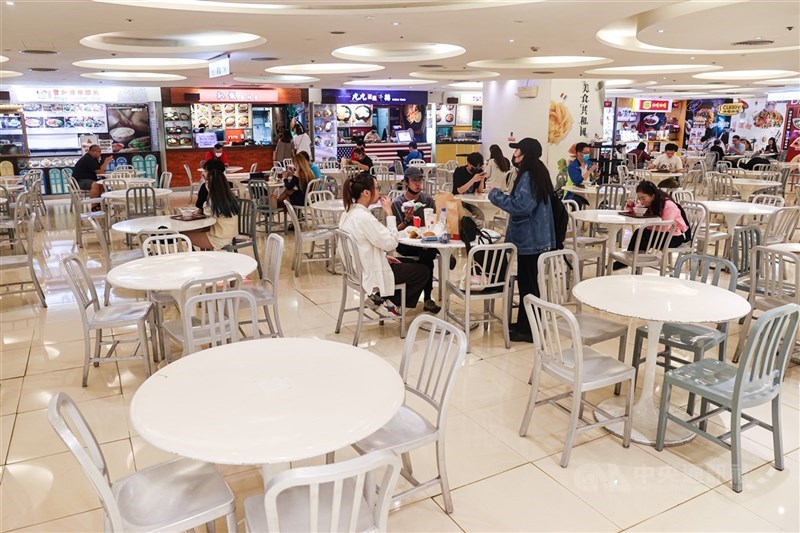 圖為台北車站微風廣場美食街。(中央社檔案照片)