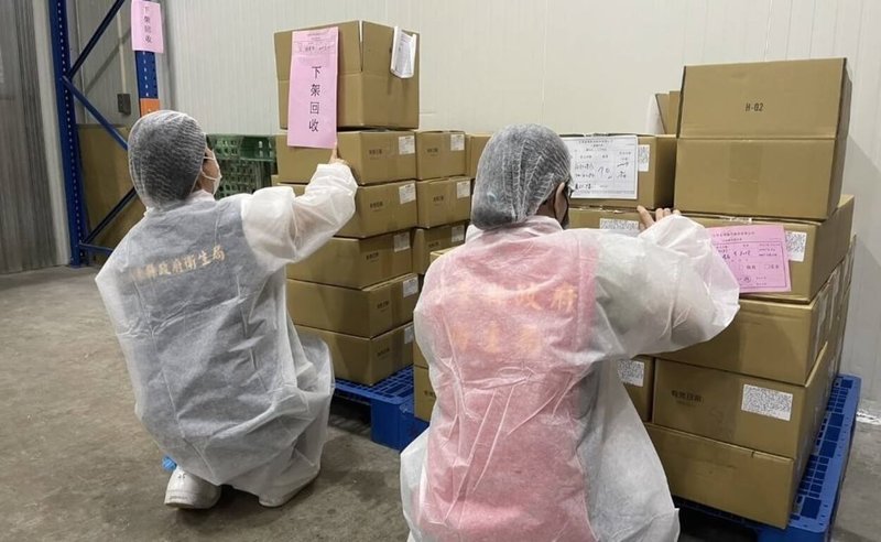 中聯問題油品案延燒，屏東縣政府8日派員前往台灣有明食品公司追查，預防性下架相關產品，並持續追查下游供貨情形。（屏東縣政府提供）中央社記者李卉婷傳真　115年7月8日