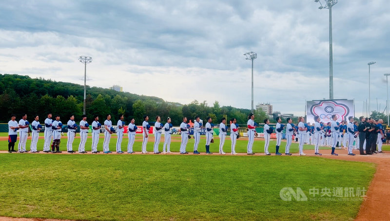 名古屋亞運棒球項目台灣培訓隊7日參加布拉格棒球週賽事,與地主捷克隊交手。賽前現場播放中華民國國旗歌。中央社記者劉郁葶布拉格攝 115年7月8日