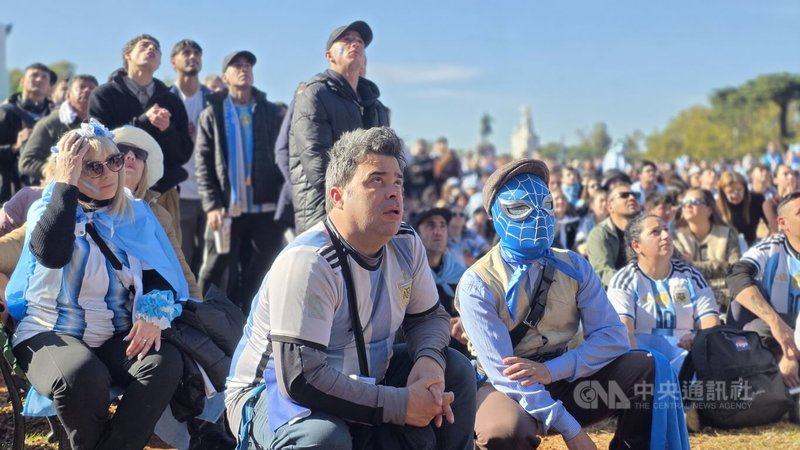 阿根廷球迷以結合蜘蛛人與高卓人（Gaucho）元素的造型，前往布宜諾斯艾利斯市政府球迷廣場為國家隊應援，祈願阿根廷順利晉級世界盃8強。中央社記者黃韻如布宜諾斯艾利斯攝　115年7月8日