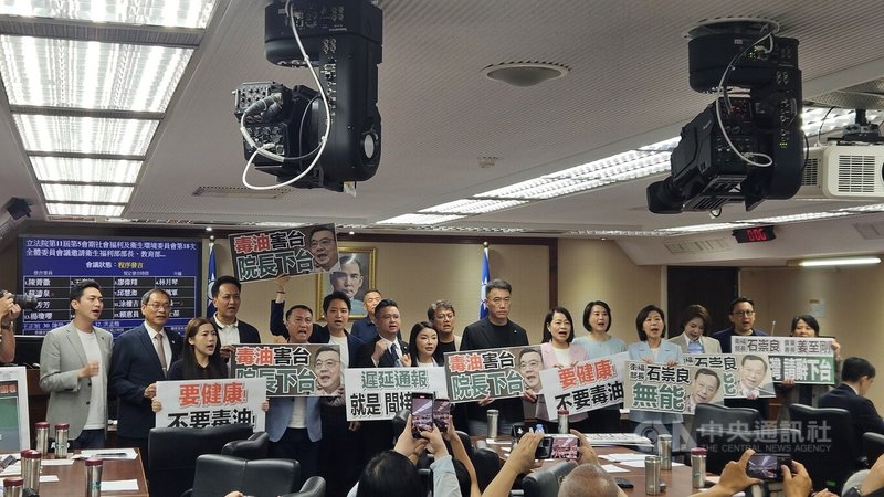 立法院社福與衛環委員會8日邀請衛生福利部長石崇良等就食安問題進行專題報告，質詢開始前多名國民黨及民眾黨立委舉牌批評石崇良無能、要求行政院長卓榮泰下台。中央社記者曾以寧攝 115年7月8日