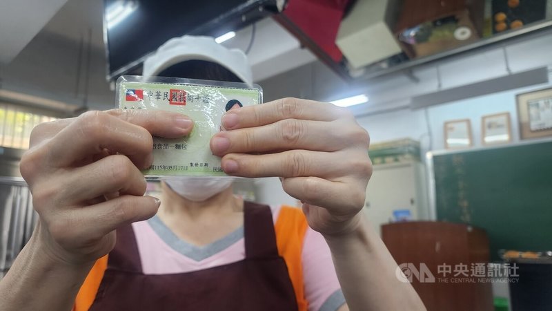 高雄女監受刑人57歲阿萍5月考過烘焙麵包丙級檢定，成為女監中檢定最高齡過關受刑人。她8日受訪秀出證照表示，要做孫女眼中的「魔法阿嬤」。中央社記者洪學廣攝　115年7月8日