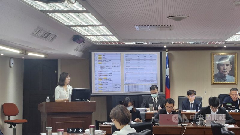 中聯油品爆發苯駢芘超標風暴，被查出與3家下游業者延遲通報。民進黨立委林淑芬等跨黨派立委8日關心，異常能否由第3方檢驗機構直接通報衛生機關。中央社記者曾以寧攝　115年7月8日