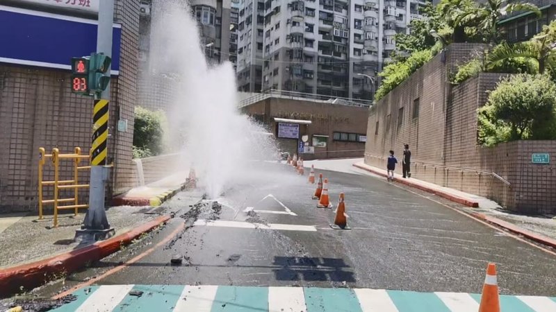 基隆市成功一路133巷8日中午12時許發生自來水管破裂，大量自來水如噴泉噴出，台灣自來水公司已於下午1時41分修復完畢。（里長陳世豐提供）中央社記者王朝鈺傳真 115年7月8日