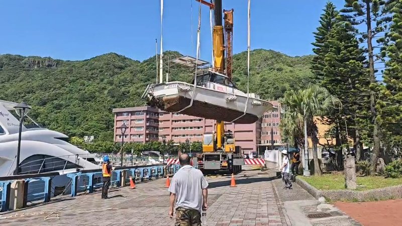 颱風巴威逼近，基隆市八斗子遊艇泊區8日有遊艇被吊上岸防颱。（讀者提供）中央社記者王朝鈺傳真　115年7月8日