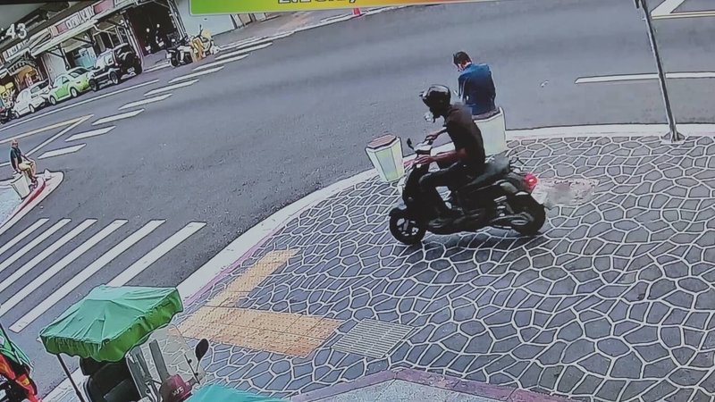 民進黨花蓮縣黨部大門7日傍晚6時許遭不名人士砸1顆雞蛋,監視器畫面拍到一名全身黑衣男丟雞蛋過程,警方獲報後,追查花蓮市33歲李姓男子涉有重嫌,通知到案說明。(民眾提供)中央社記者張祈傳真 115年7月8日