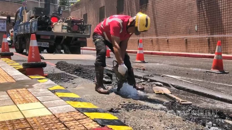基隆市成功一路133巷8日中午12時許發生自來水管破裂，台灣自來水公司第一區管理處獲報後隨即派員前往處理，經人員搶修，破損水管已於下午1時41分修復。中央社記者王朝鈺攝 115年7月8日