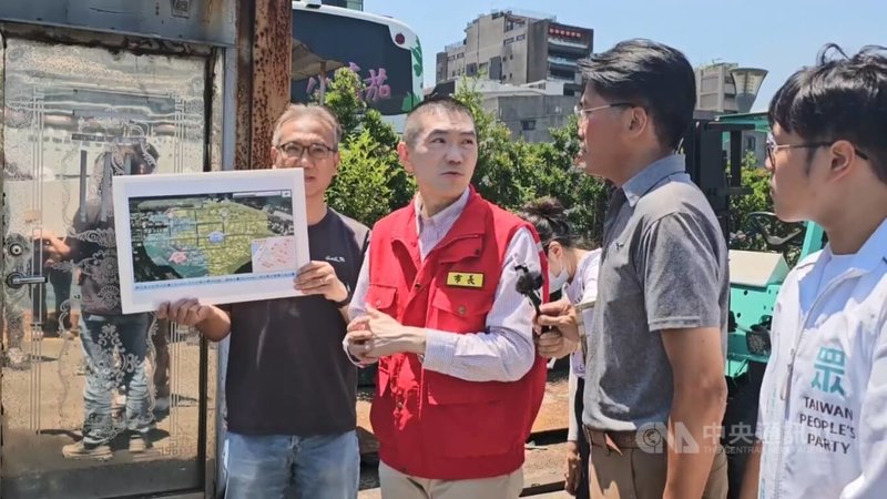 颱風巴威逼近,基隆市長謝國樑(右3)8日前往東四抽水站視察防汛整備情形,要求市府各單位落實各項防颱措施。中央社記者王朝鈺攝 115年7月8日