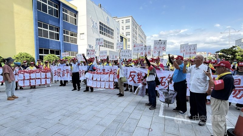 民間業者在苗栗縣銅鑼鄉申設「大矽谷土石方資源堆置場」引發在地居民反彈，8日號召百餘人前往縣府陳情抗議。中央社記者管瑞平攝　115年7月8日