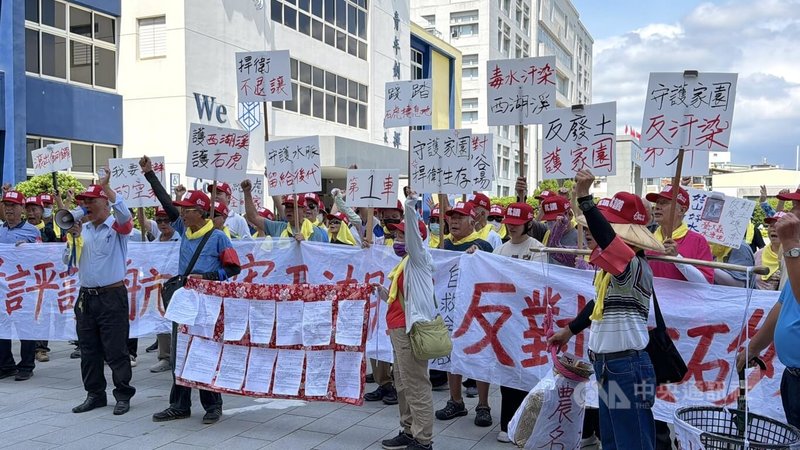 民間業者在苗栗縣銅鑼鄉申設「大矽谷土石方資源堆置場」,引發在地居民組自救會抗議,8日百餘人集結在縣府前陳情抗議,表達反對設場等訴求。中央社記者管瑞平攝 115年7月8日