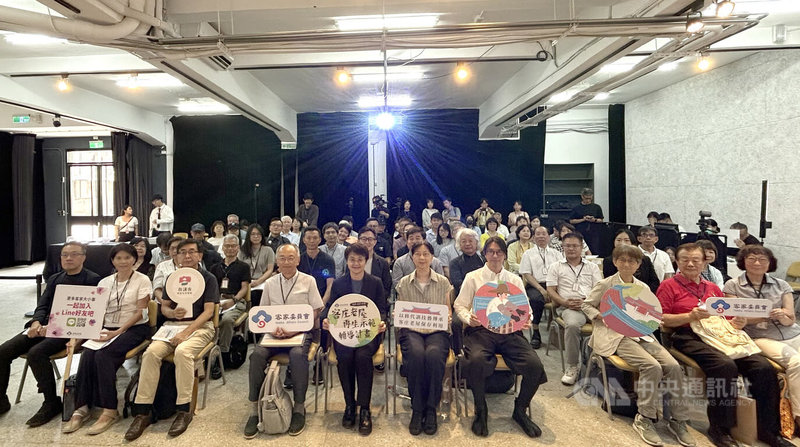 客家委員會8日在台北「台灣當代文化實驗場」舉行「客庄老屋再生示範輔導計畫」首場政策說明會暨記者會，客委會主委古秀妃（左5）表示，盼透過這樣的計畫，重現孩子們在客庄老屋前玩耍的美好記憶。中央社記者邱祖胤攝　115年7月8日