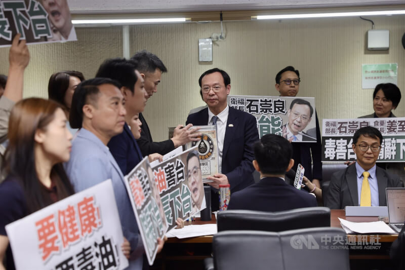 在野黨立委8日群起要求官員下台負責，並將象徵毒油的沙拉油桶交給衛福部長石崇良（前右3）。中央社記者王飛華攝  115年7月8日