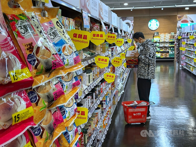 圖為北市一處大賣場購物民眾。（中央社檔案照片）