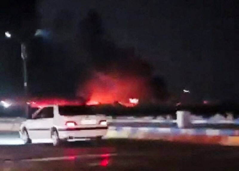 伊朗阿巴斯的漁業碼頭8日發生爆炸，現場濃煙滾滾。（Social Media/via 路透社）
