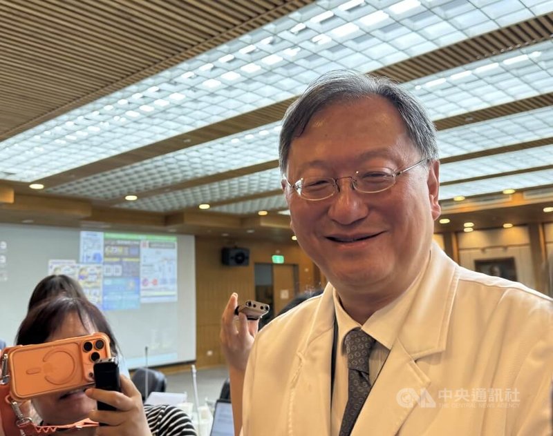 在野黨多次點名要求食藥署長姜至剛，為了中聯油品苯駢芘超標事件下台，台大醫院院長余忠仁8日表示，政務官處理危機難免遭遇動盪與民怨，姜至剛「反應非常快速」，盼挺過難關。中央社記者沈佩瑤攝　115年7月8日