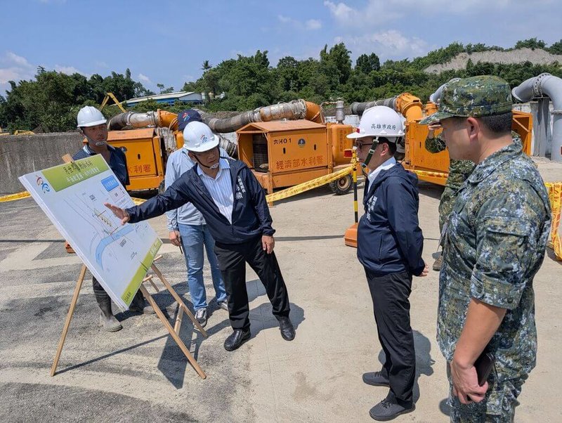 颱風巴威逼近，高雄市副市長林欽榮（右2）9日下午前往田寮區月世界抽水站及岡山區嘉峰路周邊，視察各項防汛措施，要求水利局持續掌握颱風動態與雨情、水情變化。（高雄市水利局提供）中央社記者蔡孟妤傳真　115年7月9日