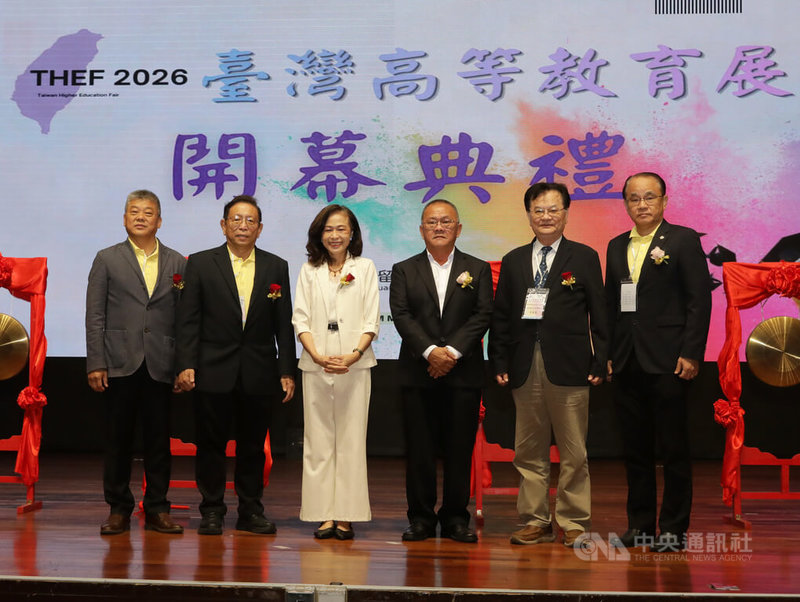 2026年台灣高等教育展9日在馬來西亞巴生開幕,駐馬來西亞台北經濟文化辦事處代表連玉蘋(左3)、馬來西亞留台校友會聯合總會會長洪進興(左2)等人合影。中央社記者黃自強巴生攝 115年7月9日