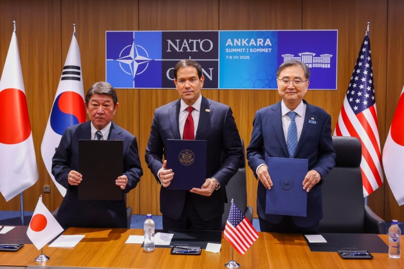 美國國務卿盧比歐（中）7日在土耳其安卡拉舉行的北約峰會場邊，與日本外務大臣茂木敏充（左）、韓國外交部長趙顯（右）會晤。（Yves Herman/Pool photo via 美聯社）