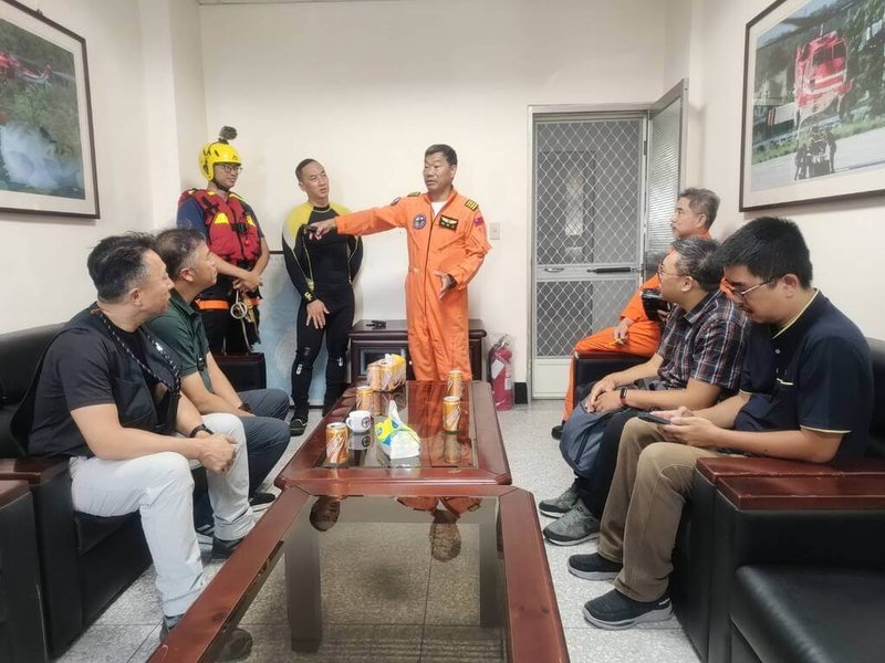 因應颱風巴威可能帶來豪雨,農業部林業及自然保育署花蓮分署表示,為即時監控萬里溪堰塞湖水位,由成功大學防災研究中心協助,引進日本最新第二代投入式浮標水位計,並協調內政部空勤總隊等單位,9日上午共同完成布設。(林業保育署花蓮分署提供)中央社記者張祈傳真 115年7月9日