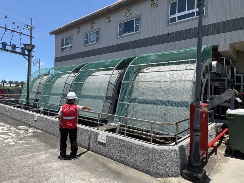 颱風巴威逼近，台南市政府已啟動防颱整備及防汛巡檢；水利局表示，抽水站、水門及移動式抽水機完成試運轉，並備妥砂包、防水擋板分配給區公所運用。（台南市政府提供）中央社記者張榮祥傳真　115年7月9日