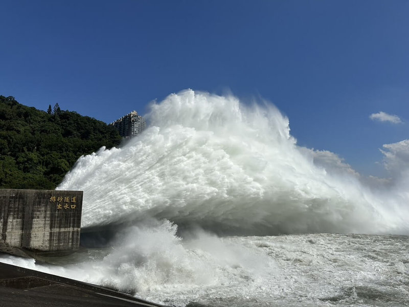強颱巴威逼近，石門水庫為增加防洪操作彈性，9日上午9時起啟動排砂隧道調節放水，預留蓄洪空間。（北水分署提供）中央社記者葉臻傳真　115年7月9日