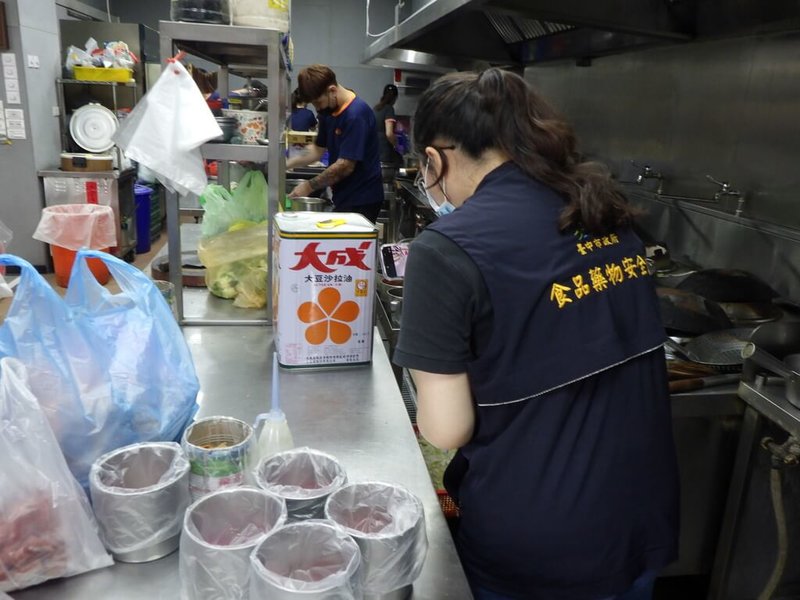 中聯油品致癌物超標案延燒，台中市政府持續稽查問題油品流向，9日再公布20家曾使用或進貨問題油品的第3層下游業者。圖為市府人員稽查情形。（民眾提供）中央社記者趙麗妍傳真　115年7月9日