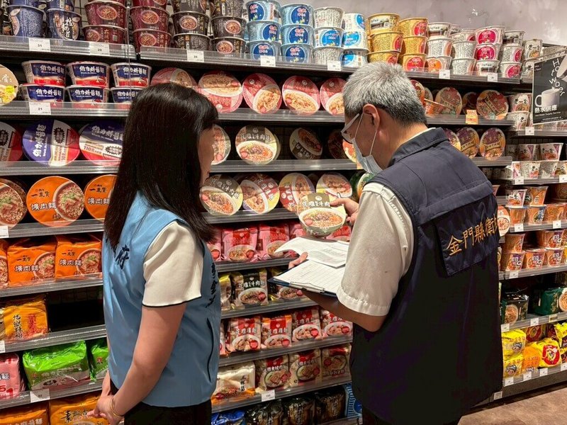 中聯油品致癌物苯駢芘超標案持續延燒，金門縣衛生局9日表示，目前累計下架回收受影響油品181件，並預防性下架使用受影響原料製成食品256件。圖為衛生局人員稽查情形。（金門縣衛生局提供）中央社記者吳玟嶸傳真　115年7月9日