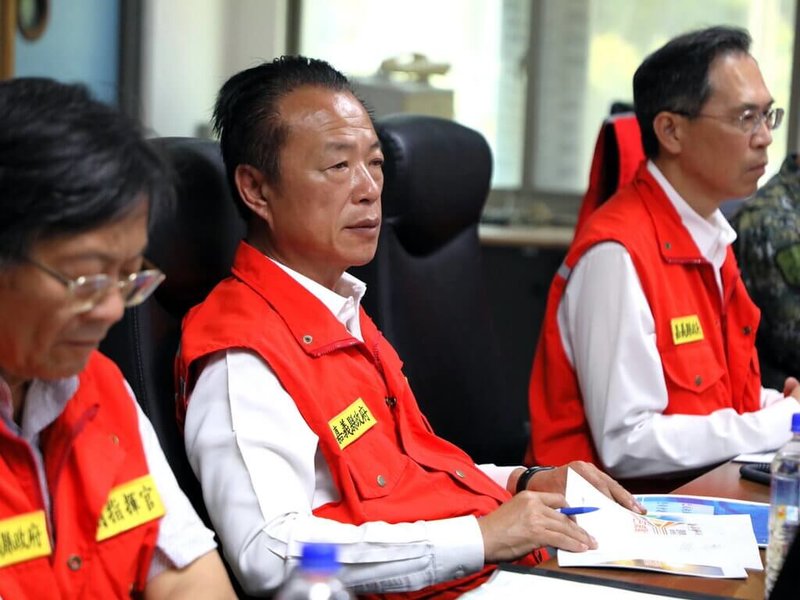 颱風巴威逼近台灣，嘉義縣長翁章梁（中）9日主持颱風整備會議，召集各局處要求落實各項防災應變措施，提前完成防汛、防災及救災資源部署。（嘉義縣政府提供）中央社記者黃國芳傳真　115年7月9日