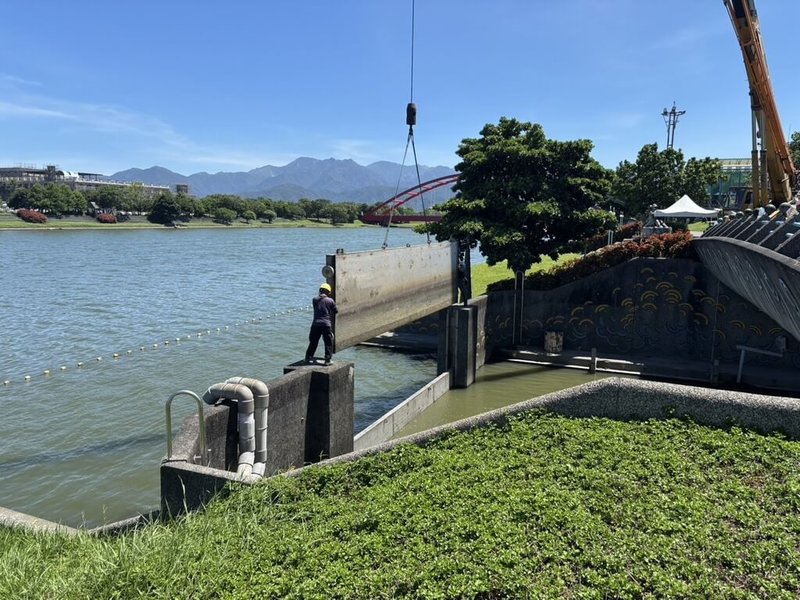 颱風巴威持續進逼，宜蘭縣政府9日針對轄內各風景區啟動防颱作業，其中冬山河親水公園水門已完成裝設，防止暴漲河水流入園區。（宜蘭縣政府提供）中央社記者沈如峰傳真　115年7月9日