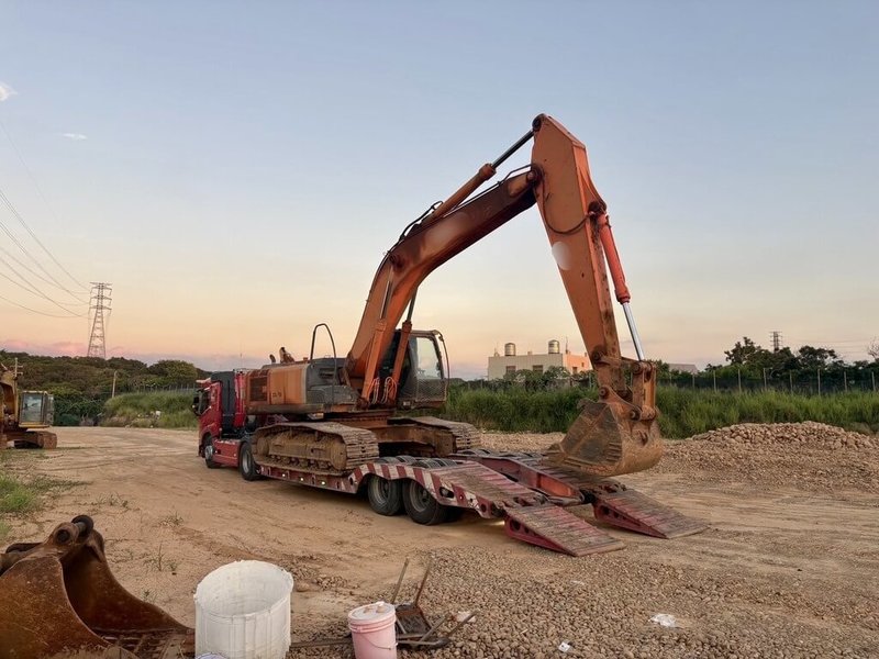 苗栗縣通霄鎮通南里一處空地堆置大量不明土石，目前正由檢警調查中；不過警方9日獲報，業者無視颱風將至，私自進場挖掘，員警抵達後當場查扣9部大型機具。（警方提供）中央社記者管瑞平傳真　115年7月9日