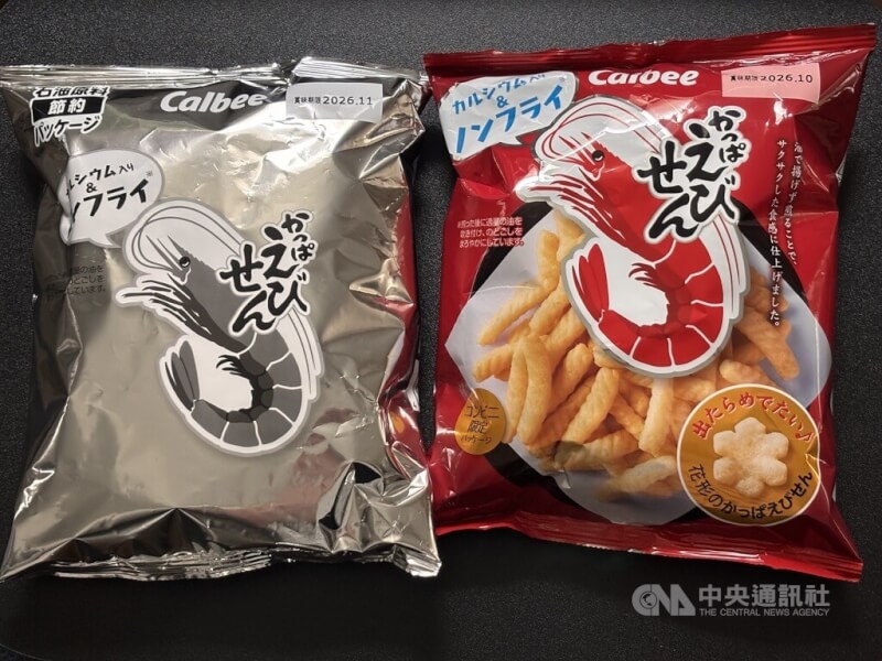 日本卡樂比旗下的蝦條出現黑白包裝。由於中東危機難以進口，企業因此捨棄彩色，改為黑白印刷。中央社記者戴雅真東京攝 115年6月28日