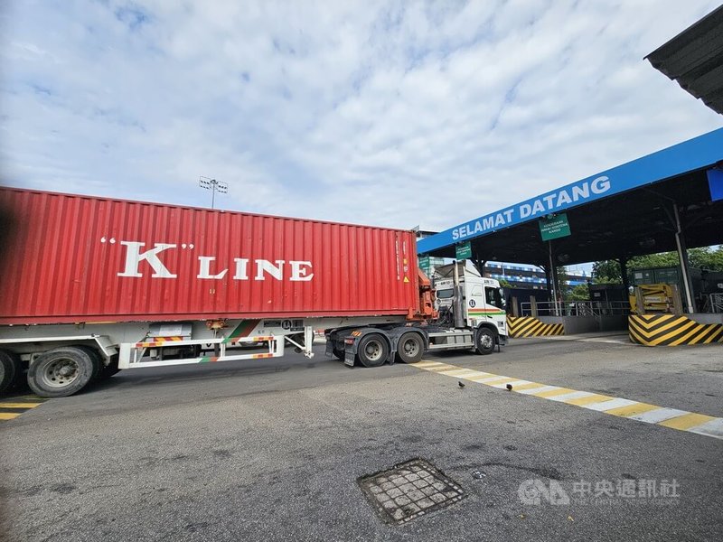 貨櫃車載運貨櫃進出馬來西亞巴生港碼頭,港區日夜裝卸、轉運全球貨物,支撐馬來西亞對外貿易與區域物流發展。中央社記者黃自強巴生攝 115年7月9日
