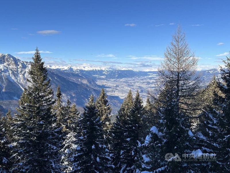 北義多洛米蒂山脈是冬奧舉行地點,也是知名度假勝地,近日爆發過度旅遊問題,當地政府擬加強取締開罰。中央社記者黃雅詩多洛米蒂攝 115年7月9日